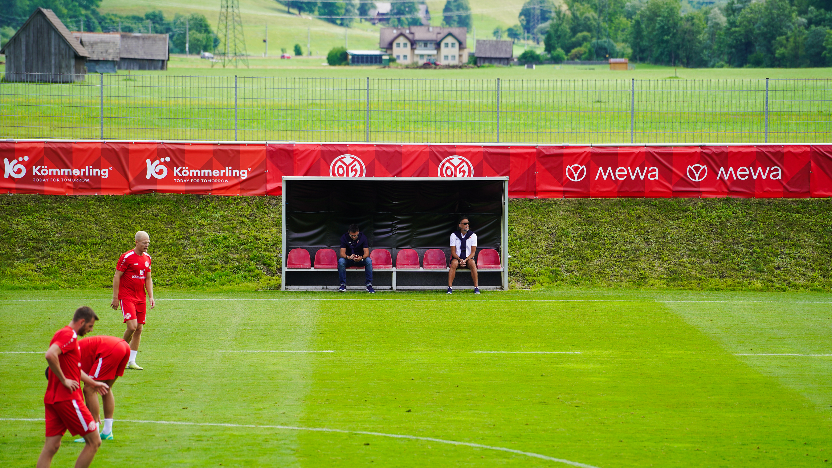 Der Sportvorstand verfolgt das Training vor gemeinsam mit seinem Sportdirektor Martin Schmidt.